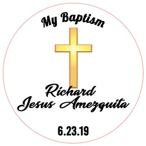 以下が含まれることがあります： 金色の十字架と「My Baptism Richard Jesus Amezquita 6.23.19」というテキストが書かれた白い円