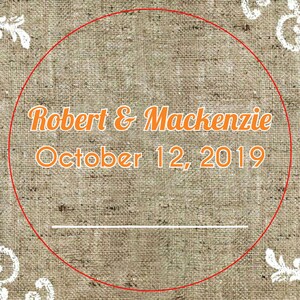 以下が含まれることがあります： ジュートの背景に、赤い円の中に「Robert & Mackenzie October 12, 2019」というテキストが書かれています。