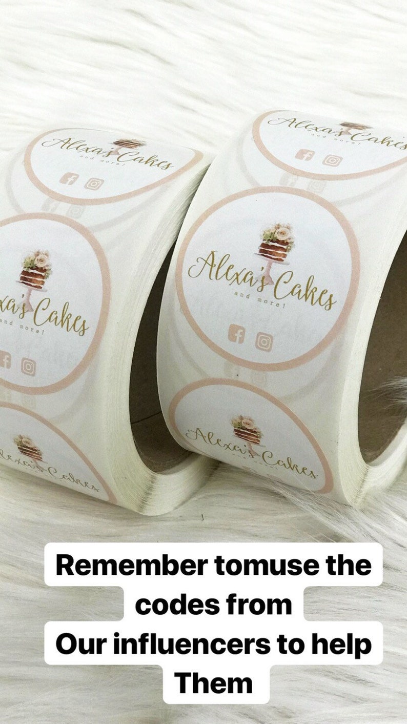 Puede incluir: Un rollo de pegatinas redondas con fondo blanco y un c&iacute;rculo rosa en el centro. El c&iacute;rculo presenta una ilustraci&oacute;n de acuarela de un pastel con flores y el texto "Alexa's Cakes and more!" en escritura dorada. El texto "Remember to use the codes from our influencers to help them" est&aacute; escrito en negro debajo del rollo de pegatinas.