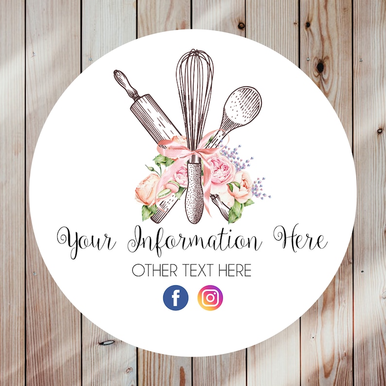 Op de afbeelding: Een witte cirkel met een bloemmotief met roze rozen en een lint. Drie keukengerei zijn in het midden gekruist: een deegroller, een garde en een houten lepel. De tekst "Your Information Here" en "OTHER TEXT HERE" staat onder het ontwerp. Social media-pictogrammen voor Facebook en Instagram staan onder de tekst.