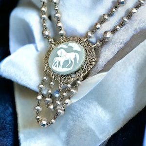 Pferd Stutfohlen Cameo Halskette mit Perlen Kette und Kristall Akzent, blau Silber, Statement Schmuck, Reiter Pferd Züchter Liebhaber Geschenk