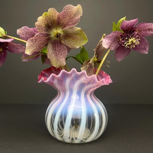 Jarrón antiguo victoriano de cristal opalino, posiblemente de Burtles, Tate and Co., c. 1895.