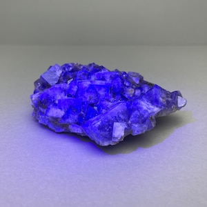 Fluorit på limonitmineralreaktiv under UV-svart ljus från Durham, Storbritannien