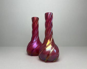 Una coppia di vasi in vetro iridescente color mirtillo rosso Art Nouveau Antique Boho di Loetz