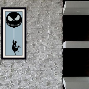 Könnte beinhalten: Gerahmter Kunstdruck mit einer schwarzen Silhouette eines Mädchens, das einen Blumenstrauß hält und an einem Jack Skellington-Ballon hängt. Der Ballon ist schwarz mit weißem Gesicht, vor hellblauem Hintergrund.