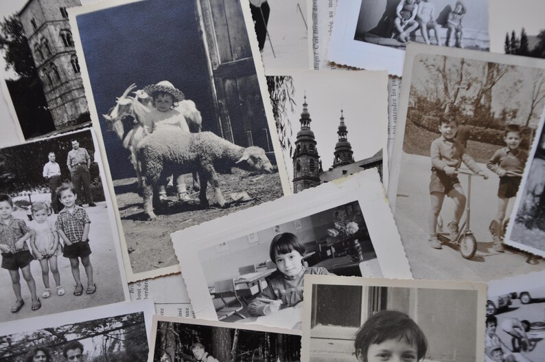 Puede incluir: Una colecci&oacute;n de fotograf&iacute;as antiguas en blanco y negro, algunas con acentos de color, que muestran personas, animales y edificios. Las fotos se muestran en una superficie con un patr&oacute;n de veta de madera clara.