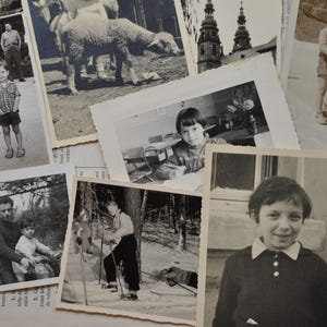 Puede incluir: Una colecci&oacute;n de fotograf&iacute;as en blanco y negro de varios tama&ntilde;os, que muestran familias e individuos. Algunas fotos muestran ni&ntilde;os, mientras que otras muestran adultos. Las fotos est&aacute;n dispuestas en un collage, con algunas superpuestas.