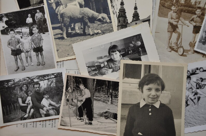 Puede incluir: Una colecci&oacute;n de fotograf&iacute;as en blanco y negro de varios tama&ntilde;os, que muestran familias e individuos. Algunas fotos muestran ni&ntilde;os, mientras que otras muestran adultos. Las fotos est&aacute;n dispuestas en un collage, con algunas superpuestas.