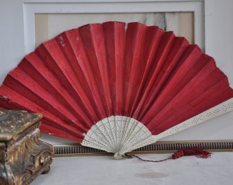 Abanico de mano francés victoriano antiguo, abanico de mano rojo vintage para damas, palos de hueso perforados, 12" grande, decoración boudoir, París