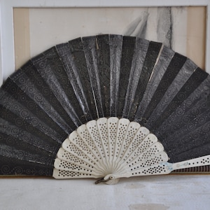 Abanico francés victoriano antiguo, papel negro, abanico vintage para mujer, con varillas de hueso perforadas, grande, decoración de tocador, París, boda gótica.