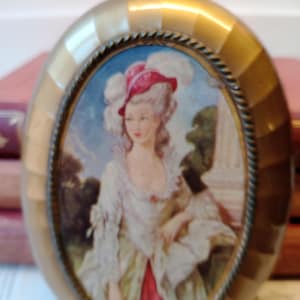 Vintage French Style Box, aristocratic lady, Flowers, Grande Marinha UPLA, Boudoir Decor, Pink Gold, Oval Box, Made in Portugal 1960