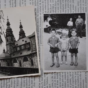 Puede incluir: Fotograf&iacute;a en blanco y negro de una iglesia con dos torres. La iglesia est&aacute; rodeada de &aacute;rboles y una valla. La foto es de una revista vintage.