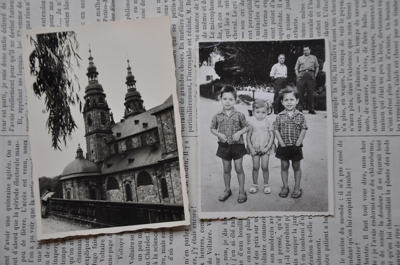 Puede incluir: Fotograf&iacute;a en blanco y negro de una iglesia con dos torres. La iglesia est&aacute; rodeada de &aacute;rboles y una valla. La foto es de una revista vintage.