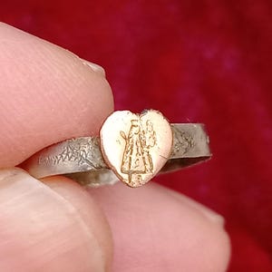Anillo infantil francés antiguo, corazón de oro rosa, joyería para bebés de principios del siglo XX.