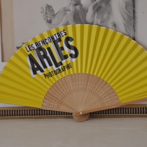 Abanico francés vintage, Festival de fotografía de Arles, Abanico de mano publicitario, Abanico de papel amarillo, Abanico de damas vintage, Francia