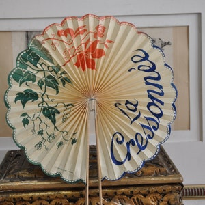 Abanico de papel francés Art Nouveau, Le Cressonnee, Abanico publicitario, Rojo, Azul y Verde, Escarapela, Alcohol de vino francés antiguo, Abanico, Francia