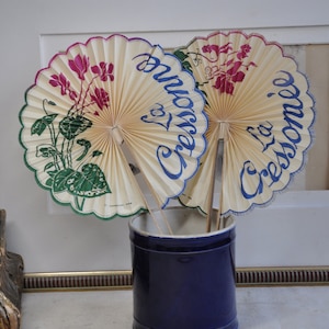Coppia di ventagli di carta francesi in stile Art Nouveau, 2 ventagli pubblicitari, rosso e blu, coccarda, antico vino francese alcolico, ventaglio, Francia