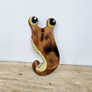 Houten muurdecoratie met naaktslak