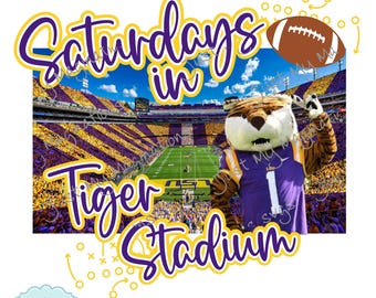 Pode incluir: Gráfico com o texto "Saturdays in Tiger Stadium" sobre uma cena de estádio. Um mascote de tigre em uma camisa roxa com o número 1 acena. Uma bola de futebol marrom está no canto superior direito. O fundo mostra um estádio cheio de espectadores.