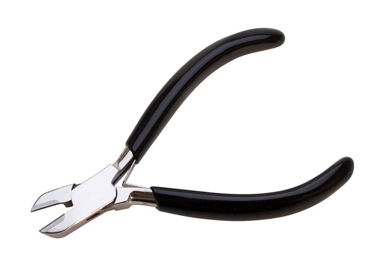 Puede incluir: Cortadores de alambre con mangos negros y cuchillas plateadas. Los cortadores tienen un agarre c&oacute;modo.