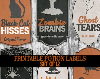 Puede incluir: Un conjunto de 12 etiquetas de pociones imprimibles con temática de Halloween vintage. Las etiquetas presentan frases como "Black Cat Hisses", "Zombie Brains" y "Ghost Tears". Los colores son naranja, negro y blanco, sobre un fondo de madera envejecida.
