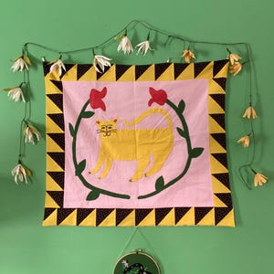 パッチワークボーダー付き猫と花のアップリケ壁掛け