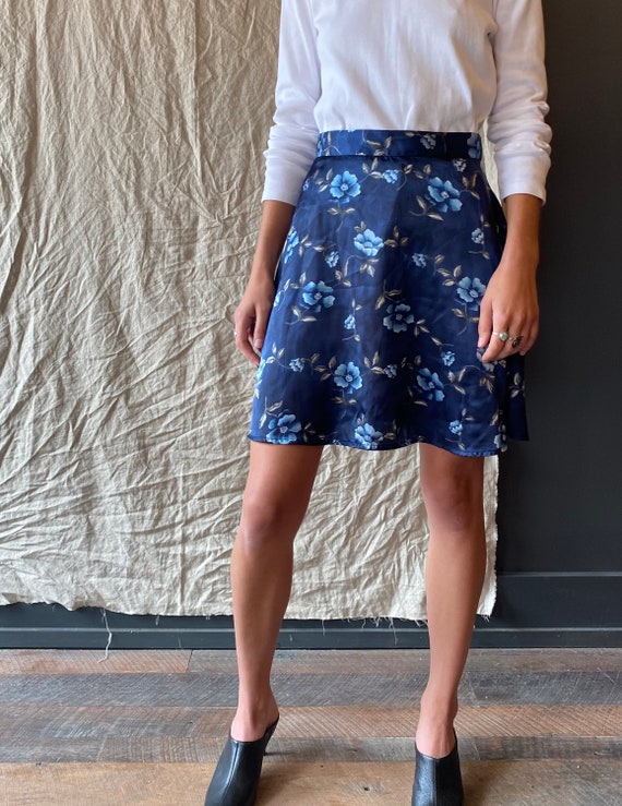 1990s Blue Floral Satin Miniskirt - image 3