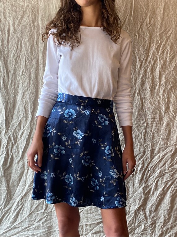 1990s Blue Floral Satin Miniskirt - image 4