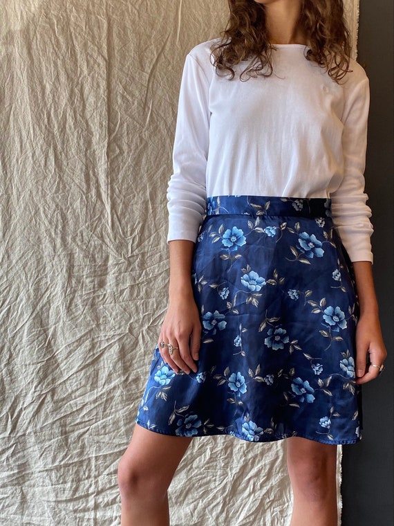 1990s Blue Floral Satin Miniskirt - image 2