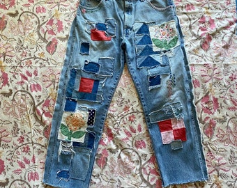 Boyfriend-Jeans im Distressed-Stil mit besticktem Patchwork