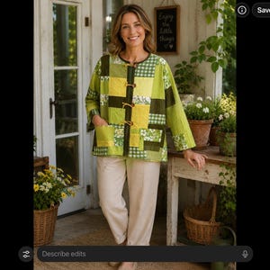 Peut inclure: Une femme porte une veste patchwork aux tons de vert, jaune et blanc, associée à un pantalon beige. La veste présente un mélange de motifs et des fermetures à bascule. L'arrière-plan comprend une porte en bois, des plantes en pot et une pancarte avec "Enjoy the little things."