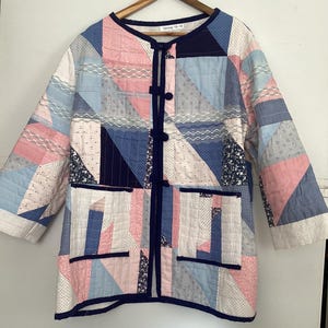 Handgemaakt blauw katoenen patchwork jack, dijbeenlengte, lange mouwen, gevoerde jas