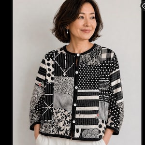 Puede incluir: Chaqueta patchwork en blanco y negro con cuello redondo y cierre de botones. La chaqueta presenta varios estampados, incluyendo lunares, rayas y diseños florales. Las mangas son de tres cuartos y la chaqueta se lleva sobre pantalones blancos.