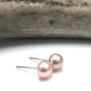 Rosa Perlenohrringe, Rosa Perlenohrstecker, Klassische Perlenohrringe, kleine rosa Perlenohrstecker, Abendessen Schmuck, Geschenk für sie, Ozean