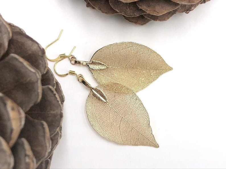 Pendientes de hoja de oro, pendientes de hoja real en oro, joyería natural, joyería de boda, regalo para ella, pendientes de hoja bañados en oro, hojas de oro real imagen 2