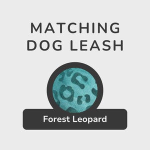 Puede incluir: Correa para perro a juego con un estampado de leopardo de bosque azul verdoso y negro. El texto "Forest Leopard" se muestra debajo de la muestra de impresión.