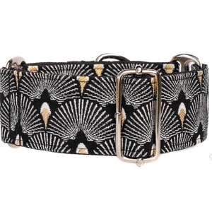 Puede incluir: Collar para perro negro y blanco con un patrón geométrico dorado y blanco. El collar tiene una hebilla plateada.