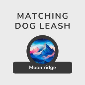 以下が含まれることがあります： 青、ピンク、白の色合いの山脈の白黒画像。画像は「Moon ridge」というテキストの下にある円の中にあります。「Matching Dog Leash」というテキストが画像の上にあります。