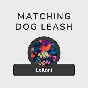 以下が含まれることがあります： 画像には、「MATCHING DOG LEASH」というテキストが、カラフルな花柄の円形デザインの上に表示されています。円の下には、「Leilani」という名前が白字で書かれた濃い灰色の長方形があります。