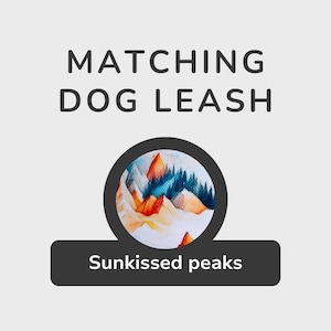 以下が含まれることがあります： カラフルな山の風景のデザインが施された、マッチングする犬のリード。デザインには、オレンジ、ブルー、グリーンの色合いの山脈の円形画像が含まれています。テキスト「Sunkissed peaks」は画像の下にあります。