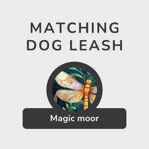 以下が含まれることがあります： トンボのデザインが施された、犬用のリードとマッチング。リードの名前は「マジックムーア」で、濃い緑色の背景に金色と白のトンボが描かれています。