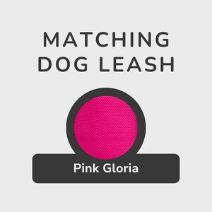 以下が含まれることがあります： お揃いの犬用リードのグラフィック。上部に「MATCHING DOG LEASH」の文字。中央にホットピンクの円があり、黒い縁取り。円の下には「Pink Gloria」の文字が入った黒い長方形があります。