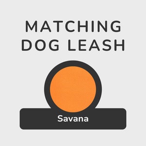 Op de afbeelding: De afbeelding toont de tekst "MATCHING DOG LEASH" boven een cirkelvormig oranje ontwerp met een zwarte rand. Onder de cirkel staat een zwarte rechthoek met het woord "Savana" in witte tekst. De achtergrond is lichtgrijs.