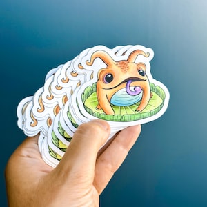 STICKER crapouilleau / plastifié mat / petite créature mignonne magique crapaud grenouille batracien animal aquatique nenuphar