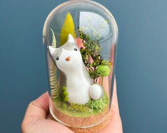 Chaton argenté / décor sous cloche en verre / féérique miniature animal mignon chat dans l'herbe fleuri enchanté fleur séchée décoration 2