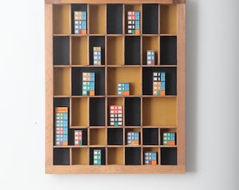 Bauhaus Inspirierte Sammlung von Miniatur Holz Gebäuden in einer Vintage Drucker Letterpress Tablett Schublade