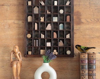 Dekorative Kunstwerke von Vintage Holzblöcken und Formen aus Holz im antiken Druckerschrank