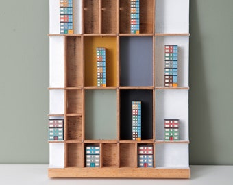 Bauhaus Inspirierte Sammlung von Miniatur Holz Gebäuden in einer Vintage Drucker Letterpress Tablett Schublade