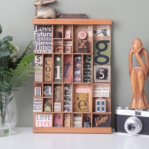 Skurrile Typografie Kunst in einem alten Setzkasten oder Schubladenfach