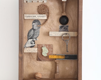 Einzelstück, zusammengestellt aus wiederverwertetem Bauholz